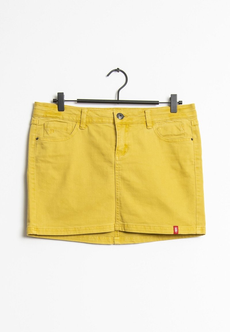 Mini-jupe en denim jaune avec fermeture à boutons sur le devant, quatre poches et une étiquette logo rouge. Caractérisée par une coupe droite et un design minimaliste.