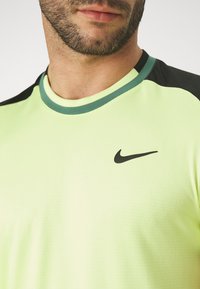 Nike Performance ADVTG - T-skjorte til trening - light lemon twist/black/bicoastal