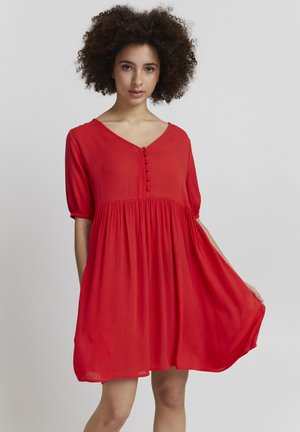 Rotes kurzärmliges Kleid mit V-Ausschnitt, verfügt über Knopfdetails am Oberteil und einen ausgestellten Rock, hergestellt aus leichtem, strukturiertem Stoff.