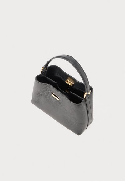 Sac à main en cuir noir au design structuré, avec des détails en or et une courte poignée. Dispose d'un intérieur spacieux avec plusieurs compartiments.