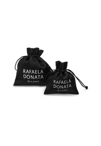 Dva mala crna satenska neseser s vezicom s bijelim natpisom "Rafaela Donata Milano" sprijeda. Mekana tekstura, zaobljen oblik, minimalistički dizajn.