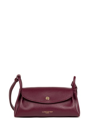 Borsa a tracolla in pelle bordeaux con una texture a graniglia, chiusura a pattina e hardware dorato. Presenta una tracolla regolabile e un dettaglio del logo.