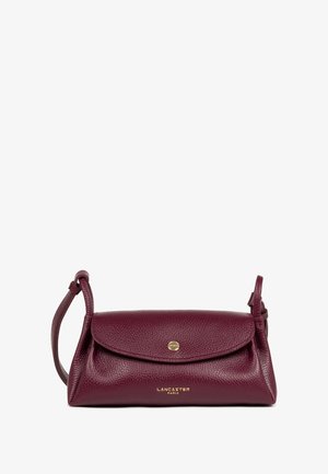 Sac bandoulière en cuir bordeaux avec une texture granuleuse, fermeture à rabat et quincaillerie dorée. Dispose d'une bandoulière réglable et d'un détail de logo.