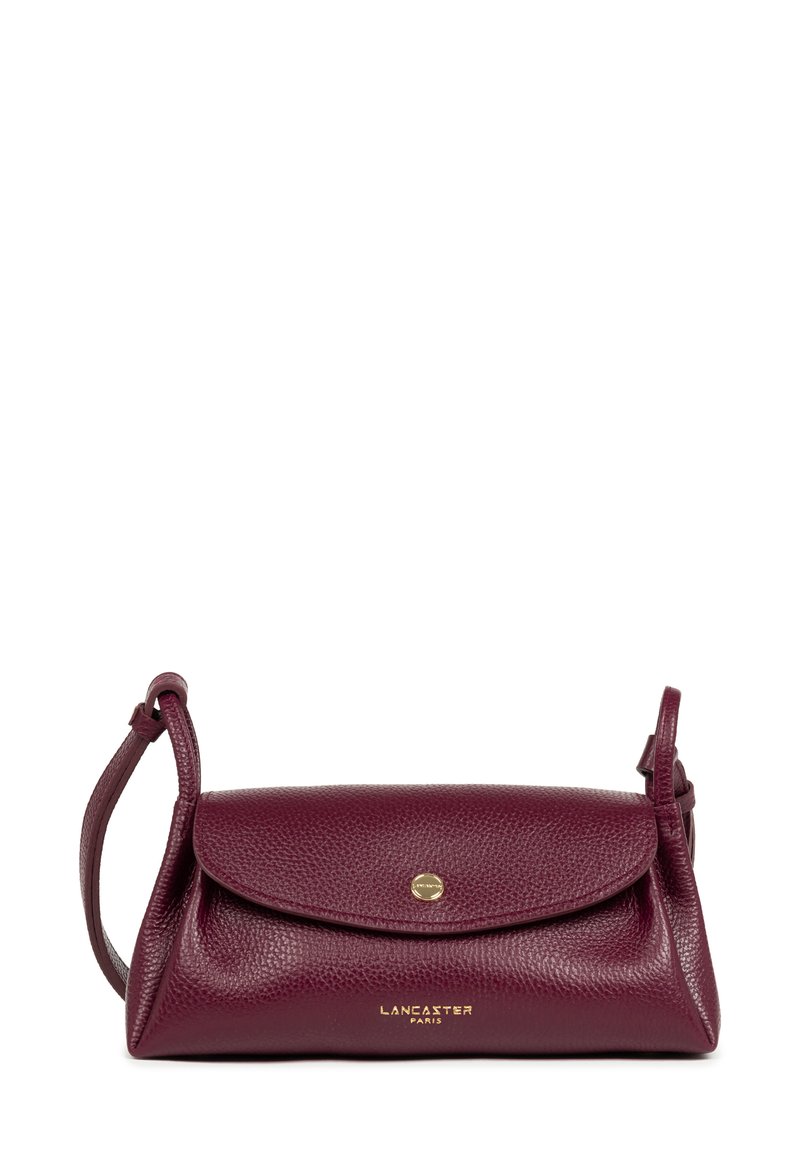 Borsa a tracolla in pelle bordeaux con una texture a graniglia, chiusura a pattina e hardware dorato. Presenta una tracolla regolabile e un dettaglio del logo.