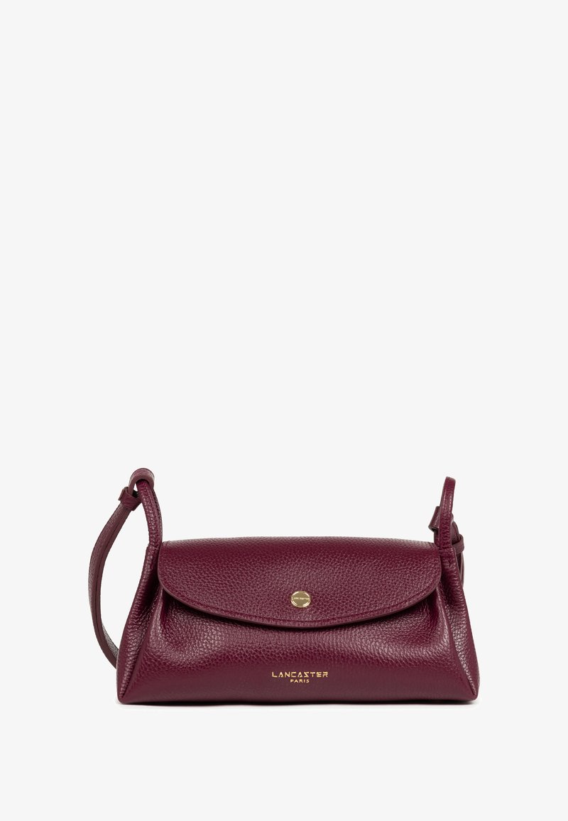 Sac bandoulière en cuir bordeaux avec une texture granuleuse, fermeture à rabat et quincaillerie dorée. Dispose d'une bandoulière réglable et d'un détail de logo.