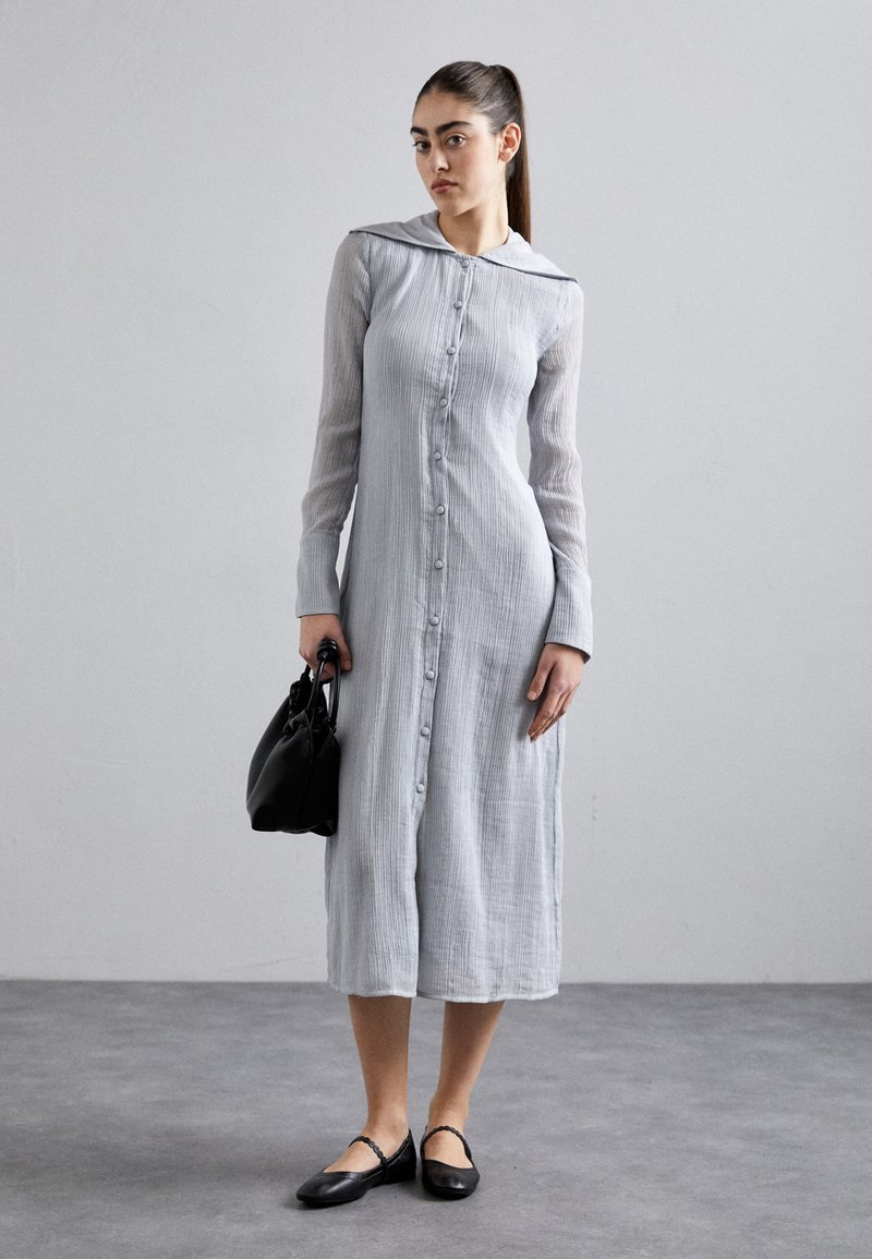 Holzweiler - CENSI PLEAT DRESS - Tričkové šaty - light blue, Zväčšiť