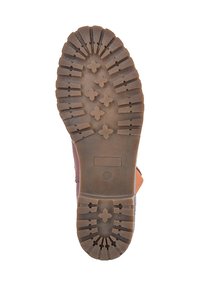 Suela de bota de goma marrón con un patrón de relieve que presenta formas de cruz, surcos y una etiqueta rectangular con la talla "37" en el talón.