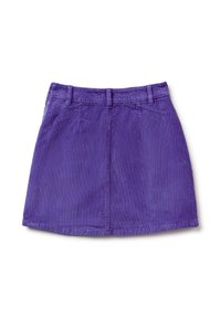 Minifalda de pana morada con forma recta, bolsillos frontales y un dobladillo ligeramente curvado. Presenta trabillas para cinturón y una textura sutil.