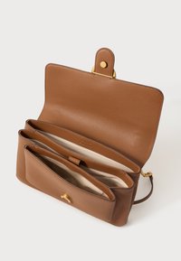 Geantă de mână din piele maro, cu o suprafață texturată, având un mecanism de închidere din metal auriu și trei compartimente. Design cu capac rabatabil.