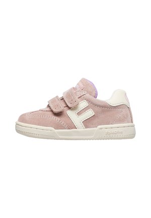 Sneaker in suede rosa con un accento in pelle bianca e cinturini in velcro. Include una suola testurizzata e un colletto imbottito per il supporto.