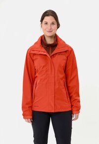 Veste imperméable rouge avec fermeture éclair à l'avant, capuche ajustable et détail logo. Dispose de poches zippées et d'une coupe régulière, idéale pour une utilisation en extérieur.