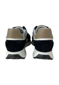 Sneakers in suede blu navy con accenti grigi e beige, dotati di una suola bianca imbottita e un tallone testurizzato per aderenza e comfort.