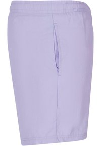 Shorts de culoare violet deschis, cu un brâu elastic, având o buzunar lateral și un material neted, ușor. Design simplu, fără modele.