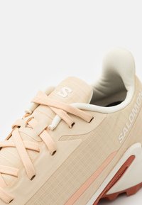 Salomon ALPHACROSS 5 - Tenisice za trail trčanje - wheat/vanilla ice/aragon