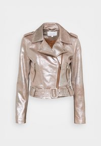 Metaliczna różowo-złota kurtka motocyklowa o strukturze, z klapowym kołnierzem, zamkiem błyskawicznym z przodu i kieszeniami oraz paskiem w talii.