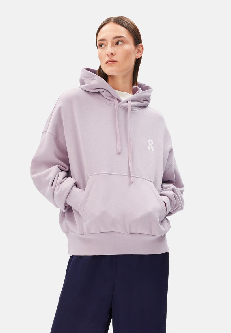 Helle lila Kapuzensweatshirt mit einer Fronttasche, geripptem Saum und besticktem Logo auf der Brust. Weicher Stoff mit entspannter Passform.