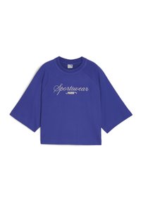 Violet trumpas marškinėliai su plačiomis, trumpo ilgio rankovėmis. Priekyje yra balta kreivėmis užrašyta "Sportswear by PUMA" logotipas. Minkšta medžiaga.