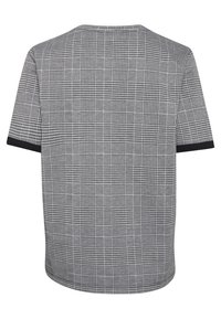 Camisa de manga corta con patrón de cuadros en blanco y negro, con ribetes negros sólidos en las mangas y el escote, que presenta un ajuste relajado y una textura suave.