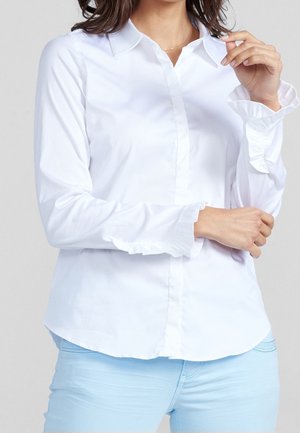 Weißes Langarmhemd mit Knopfleiste und Rüschenmanschetten, ausgestattet mit einem klassischen Kragen und einer glatten, glänzenden Stoffoberfläche.