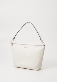 Sac synthétique blanc texturé avec une fine sangle noire et un logo doré sur le devant. Fermeture éclair et design structuré.