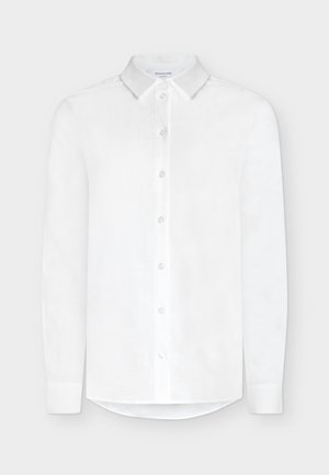 Witte blouse met lange mouwen, knoopsluiting, puntige kraag en manchetten, plat uitgestald tegen een witte achtergrond.