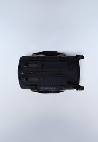 Donkerblauwe rechthoekige duffeltas met zwarte riemen, ritssluiting en "NAPAPIJRI" logo patch op een lichtgrijze achtergrond.