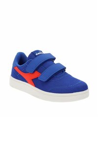 Blauwe sneaker van mesh met twee klittenbandsluitingen, voorzien van een rode accent aan de zijkant en een witte rubberen zool.