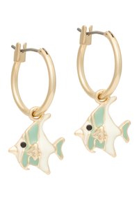 Pendientes de aro dorados con charms en forma de pez en esmalte blanco y teal claro, con acentos negros para los ojos. Cierre de gancho metálico.
