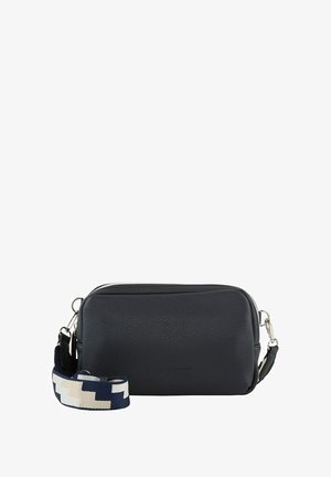 Bolso cruzado de cuero negro con superficie texturizada, hardware plateado y correa ajustable que presenta un patrón geométrico en azul y crema.