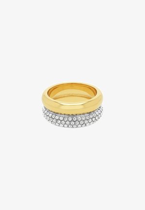 Gouden en zilveren ring met een gladde gouden band en een zilveren band versierd met kleine, fonkelende steentjes in een klauwzetting.