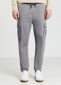 Graue Cargo-Hose aus strukturiertem Stoff, mit elastischem Bund und Kordelzug, Seitentaschen und lockerem Schnitt.