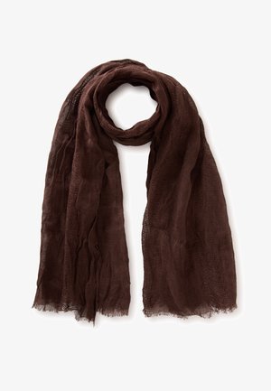 Lekki brązowy szal z gazy z postrzępionymi krawędziami, luźno owinięty u góry na białym tle.