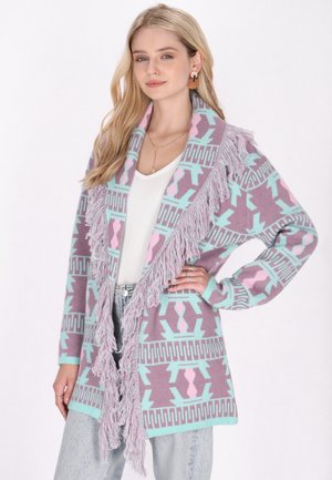 Lange cardigan met een geometrisch patroon in lavendel, teal en roze. Het ontwerp bevat franjes langs de randen.