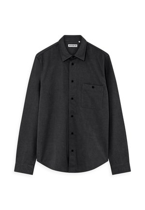 Tumši pelēks pogkrekls, izgatavots no teksturētas auduma. Tam ir krūšu kabata un klasiskā apkakle ar izliekto apakšmalu.