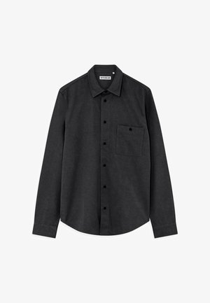 Tamno sivi košulja s dugim rukavima izrađena od teksturiranog materijala. Ima džep na prsima i klasičnu kragnu s zakrivljenim rubom.