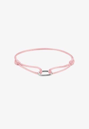 Zartes rosa Kordelarmband mit einem kleinen silbernen ovalen Verschluss, verstellbar mit Schiebeknoten auf weißem Hintergrund.