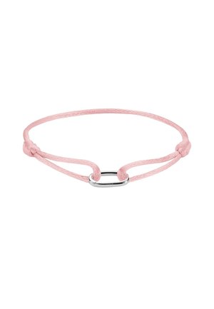 Zartes rosa Kordelarmband mit einem kleinen silbernen ovalen Verschluss, verstellbar mit Schiebeknoten auf weißem Hintergrund.