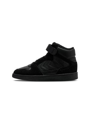 Sort højtop sneaker med velcrolukning, snørelukning foran, polstret krave og tekstureret sidepanel, vist på hvid baggrund.