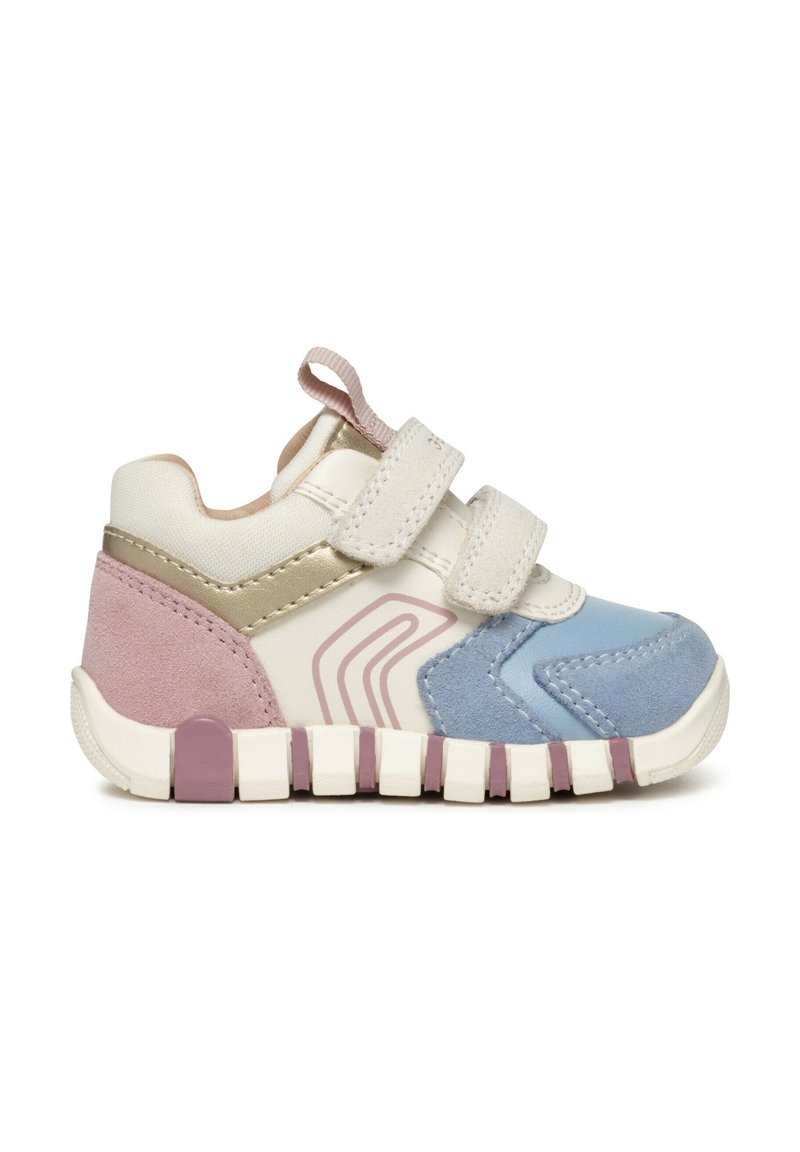Sneaker per bambini con punta in suede blu, tallone in suede rosa, cinturini bianchi, accenti beige e suola flessibile segmentata.