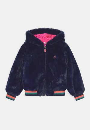 Marineblauer Kapuzenpullover aus Kunstfell mit rosa Satinfutter, Frontreißverschluss und gestreiften, gerippten Bündchen in Grün, Orange und Marineblau. Mit Logo-Stickerei versehen.