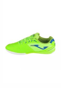 Scarpa atletica verde con materiale superiore texture, dettagli blu e suola bianca. Presenta chiusura con lacci e sezioni in rete traspirante.