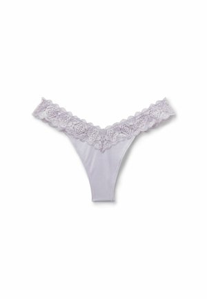 Lila string van gladde stof, voorzien van een decoratieve kanten tailleband met ingewikkelde patronen en geschulpte randen.