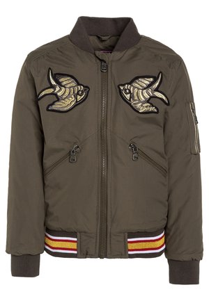 Olivengrøn bomberjakke med gyldne broderede svaledesigns, dobbelt lynlås lommer og en stribet ribkant og manchetter.