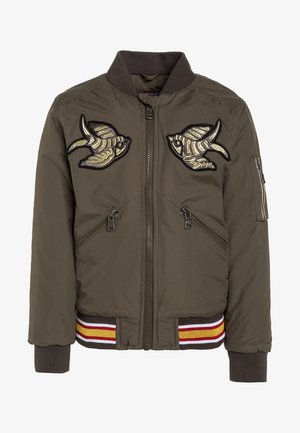 Veste bomber vert olive avec des motifs de hirondelles brodés en or, poches à double zip et ourlet et poignets en côte rayée.