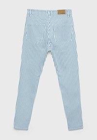 Niebieskie i białe w paski dżinsy, o dopasowanym kroju, z dwiema tylnymi kieszeniami i brązową skórzaną naszywką na pasku.