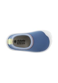 Scarpa blu slip-on con tomaia in tessuto liscio e suola in gomma bianca. Presenta cuciture a contrasto e un design del logo interno.