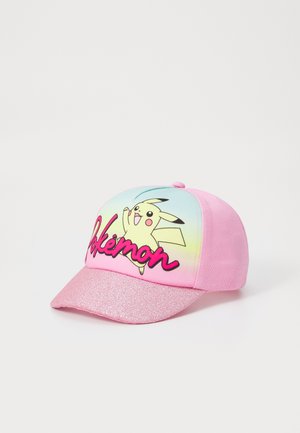 Rosa baseballcaps med en glitrende visir, en gradient fra blå til gul krone, og et Pikachu-motiv med "Pokémon" i fet rosa skrift.