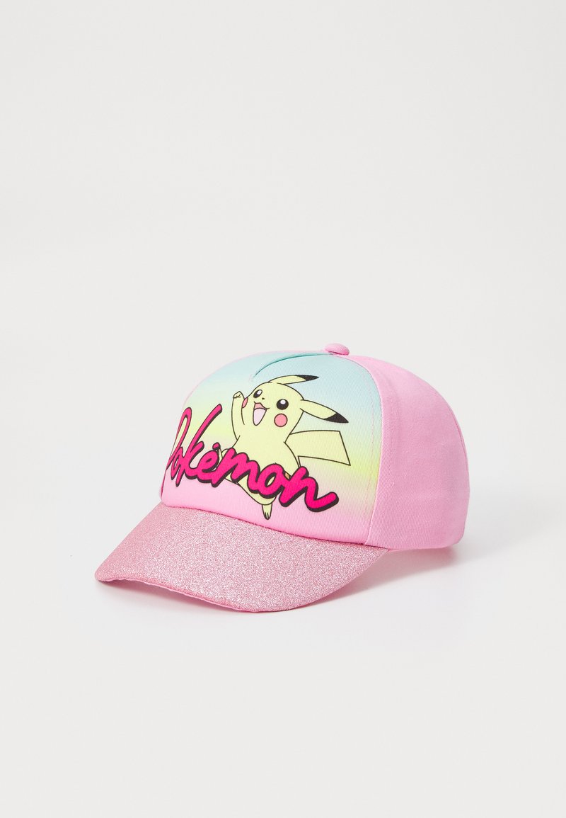 Boné de beisebol rosa com uma viseira brilhante, uma coroa em degradê de azul para amarelo e um gráfico do Pikachu com "Pokémon" em letras pink em negrito.