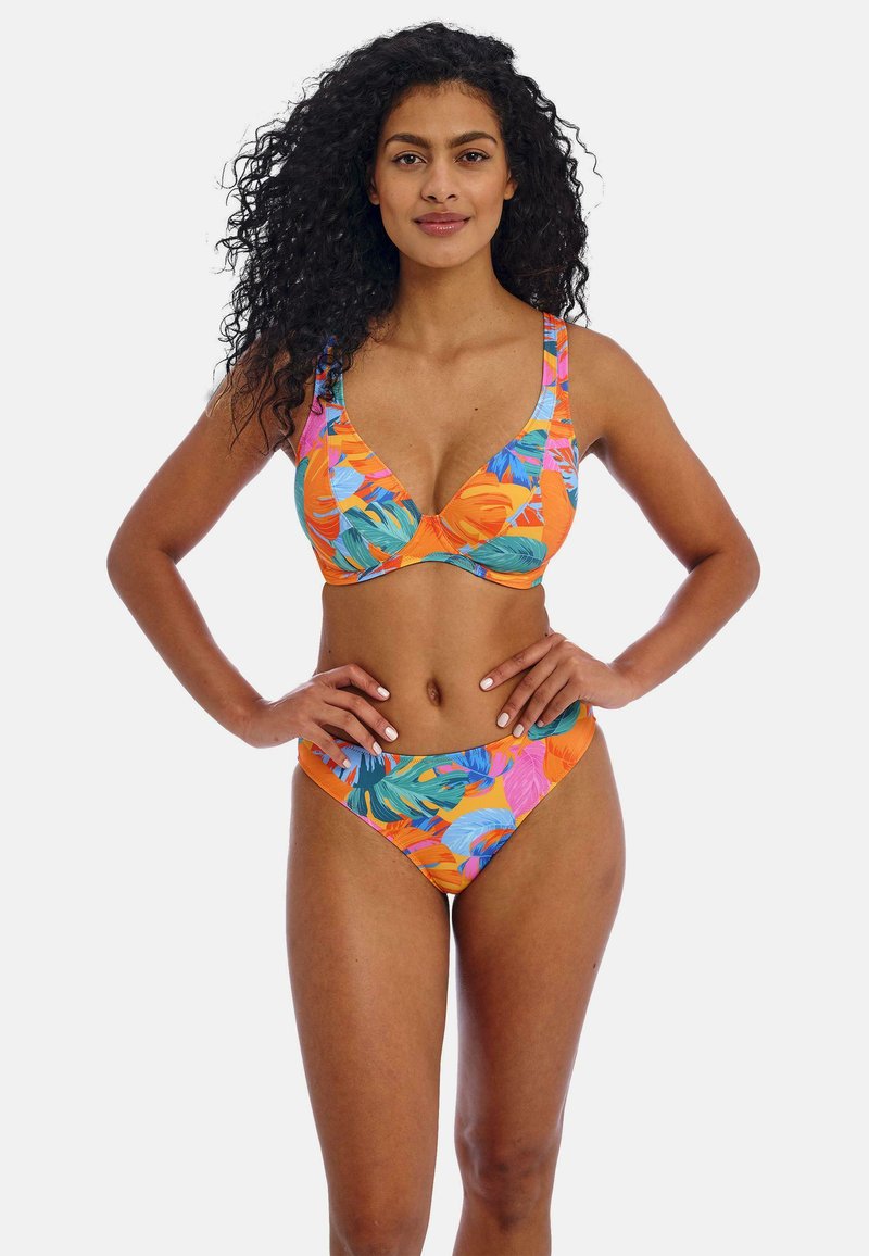 Ensemble de bikini deux pièces avec une base orange vif ornée de grands motifs floraux en rose, bleu et vert. Le haut a un décolleté plongeant et des bretelles ajustables.
