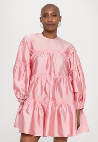 Ροζ σατέν φόρεμα με μακριά μπαλόνια μανίκια, ριγέ στρώματα και στρογγυλή λαιμόκοψη. Απαλή υφή με άνετη εφαρμογή και παιχνιδιάρικη σιλουέτα.